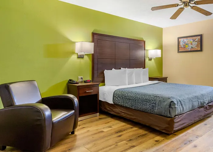 Econo Lodge West - Coors Blvd