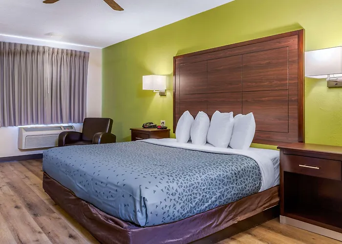 Econo Lodge West - Coors Blvd