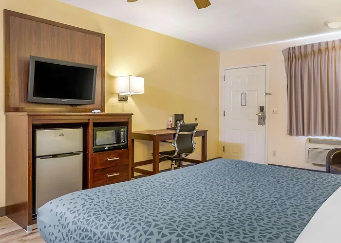 Econo Lodge West - Coors Blvd
