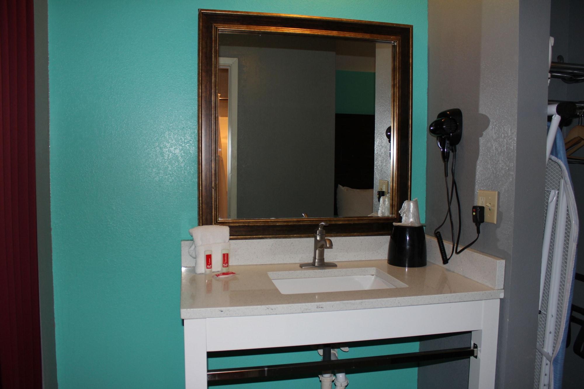 Lodge Econo West - Coors Blvd