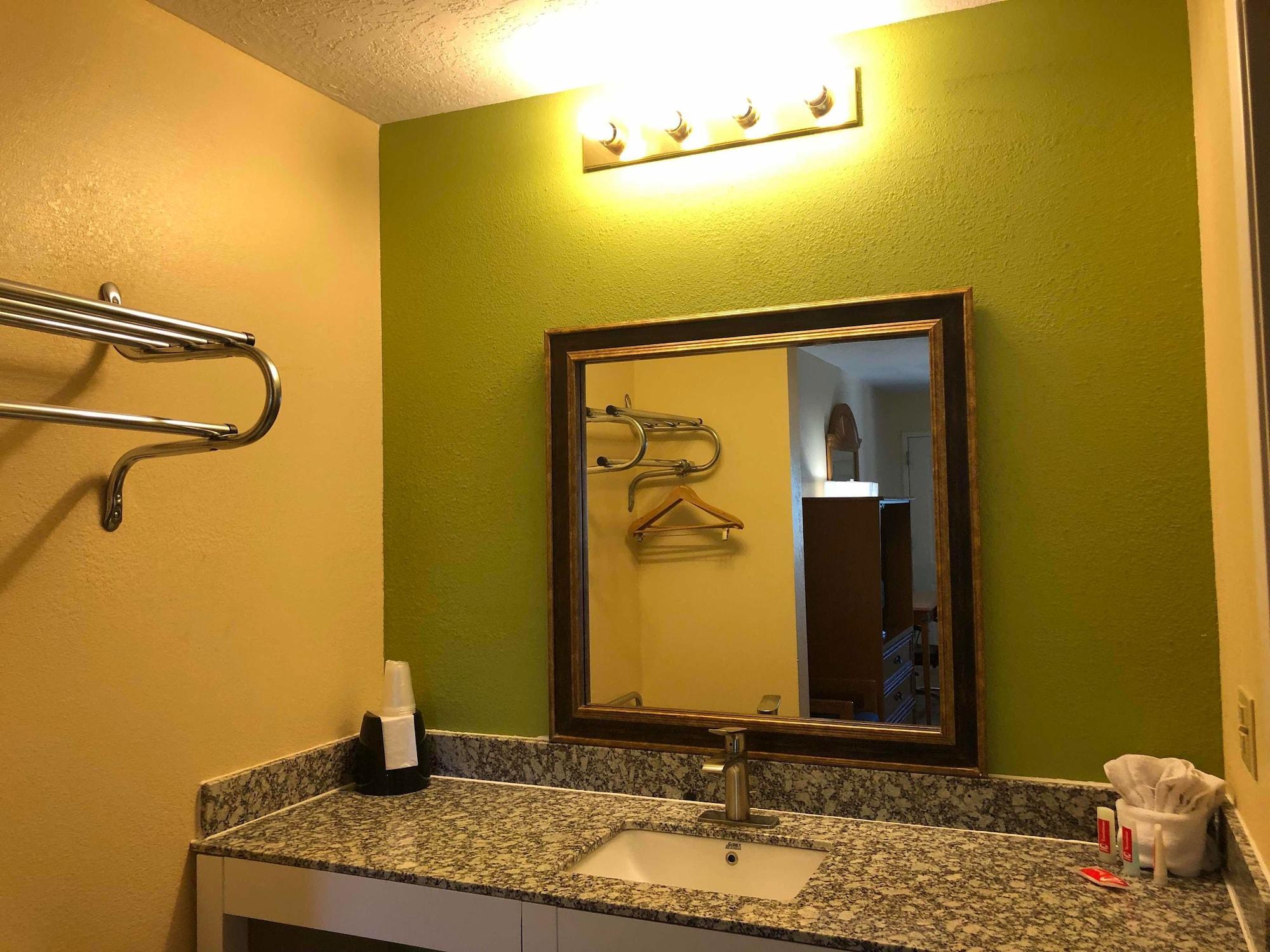 Lodge Econo West - Coors Blvd
