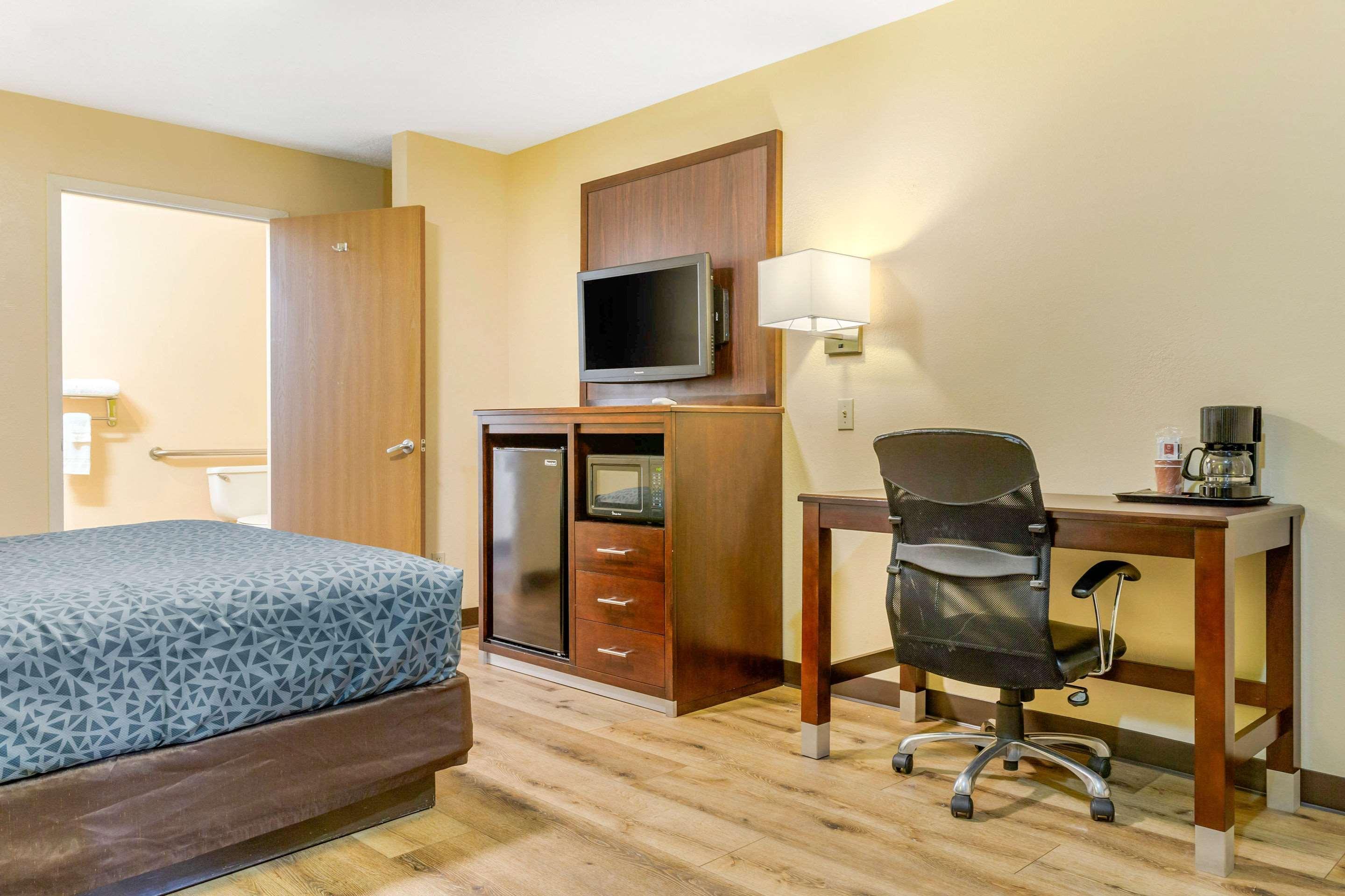 Lodge Econo West - Coors Blvd *