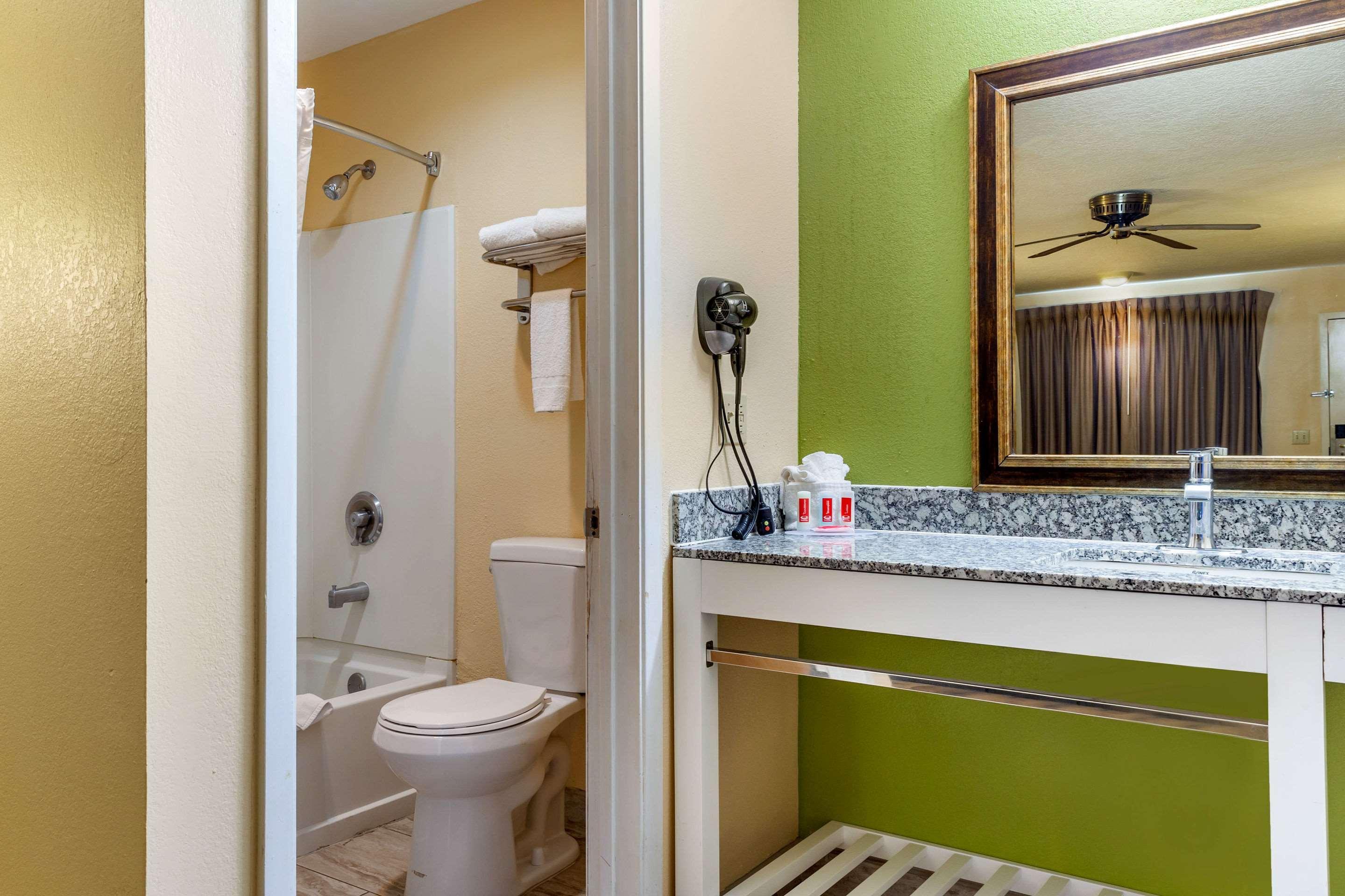 Econo West - Coors Blvd Lodge *