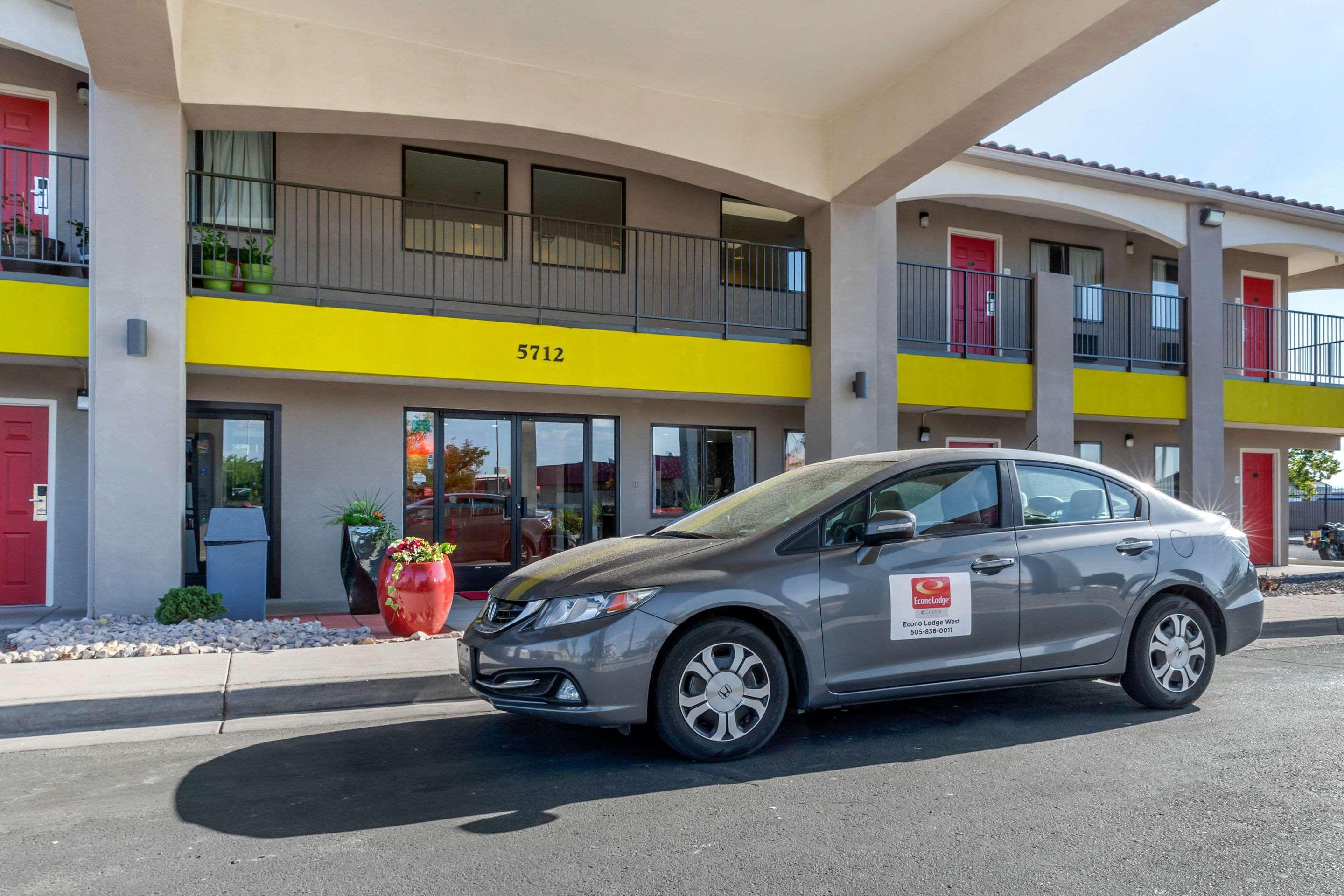 Econo West - Coors Blvd Lodge *